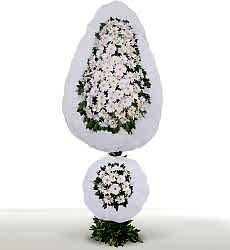 Beyaz gerbera ile hazırlanmış iki katlı ayaklı nikah, düğün ve açılış çiçeği