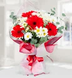 Krizantem ve Gerbera Buketi Kırmızı gerbera ve beyaz krizantemler ile hazırlanmış el buketi.