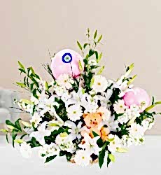 Pembe Balonlu ve Ayıcıklı Çiçek Sepet içerisinde kazablanka beyaz lilyum, kokulu beyaz şebboy, beyaz gerbera, peluş oyuncak ve pembe balonlar ile hazırlanmıştır.