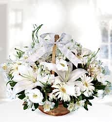 Lilyum Gerbera Kır Çiçekleri Sepet içerisinde kokulu beyaz lilyum, beyaz gerbera ve beyaz kır çiçekleri ile hazırlanmıştır.