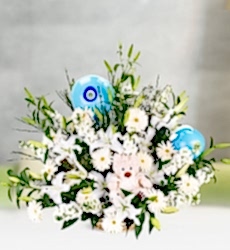 Mavi Balonlu ve Aycıklı Sepet Sepet içerisinde kazablanka beyaz lilyum, kokulu beyaz şebboy, beyaz gerbera, peluş oyuncak ve mavi balonlar ile hazırlanmıştır.
