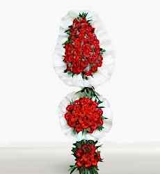 Kırmızı gerbera ve yeşillikler ile hazırlanmış üç katlı ayaklı nikah, açılış ve düğün çiçeği.