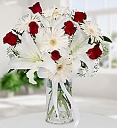 Kırmızı Gül Lilyum Gerbera Silindir cam vazo içerisinde kırmızı gül, beyaz lilyum, beyaz gerbera ve yeşilliklerle hazırlanmıştır.