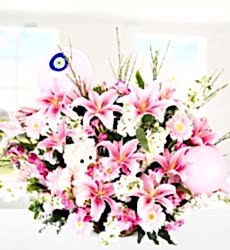  Lilyum Gerbera ve Ayıcık Bu aranjman sepet içerisinde pembe kazablanka lilyum, beyaz şebboy, pembe gerbera, pembe balonlar ve peluş oyuncak ile hazırlanmıştır.